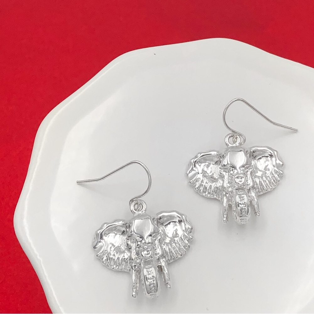 🌼 Elephant Head Silver Tone Dangle Earrings